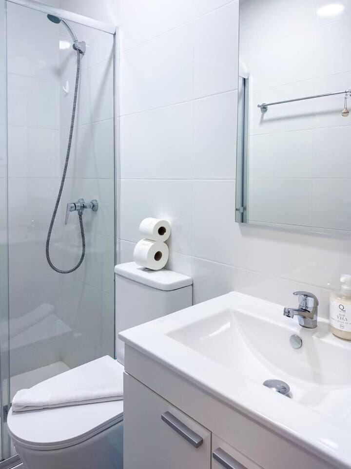 Shower, Toilet, Bathroom, towels