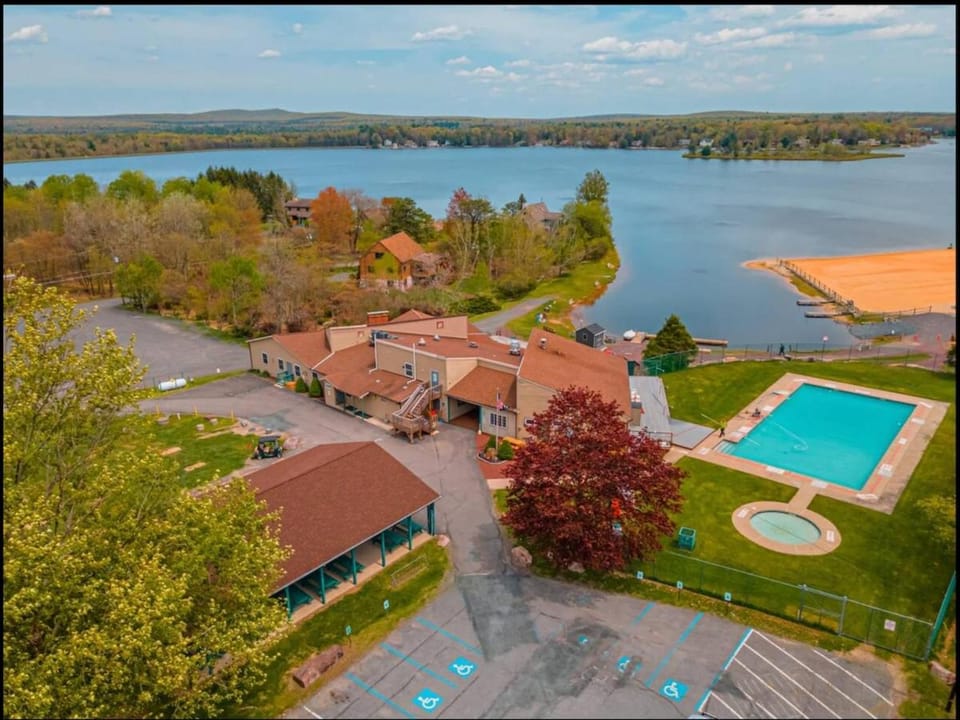 Lake view, Swimming pool