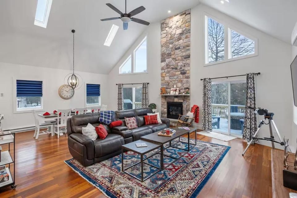 TV and multimedia, Living room, Seating area, fireplace