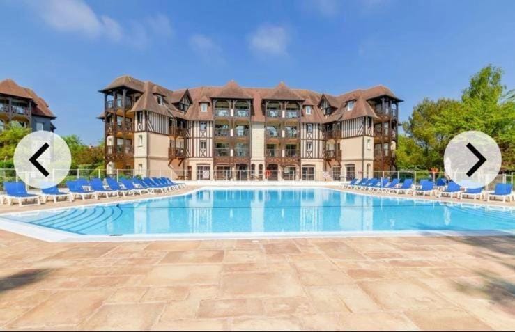 En rez-de-chaussée, avec vue sur le golf - piscine chauffée accessible de mai à septembre Apartment in Deauville