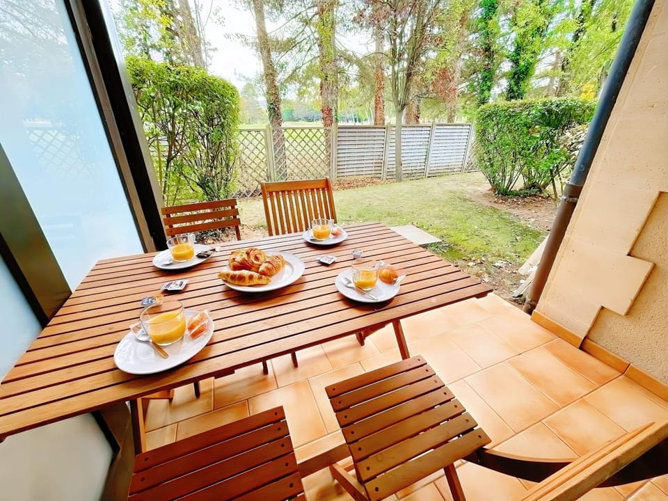 En rez-de-chaussée, avec vue sur le golf - piscine chauffée accessible de mai à septembre Apartment in Deauville