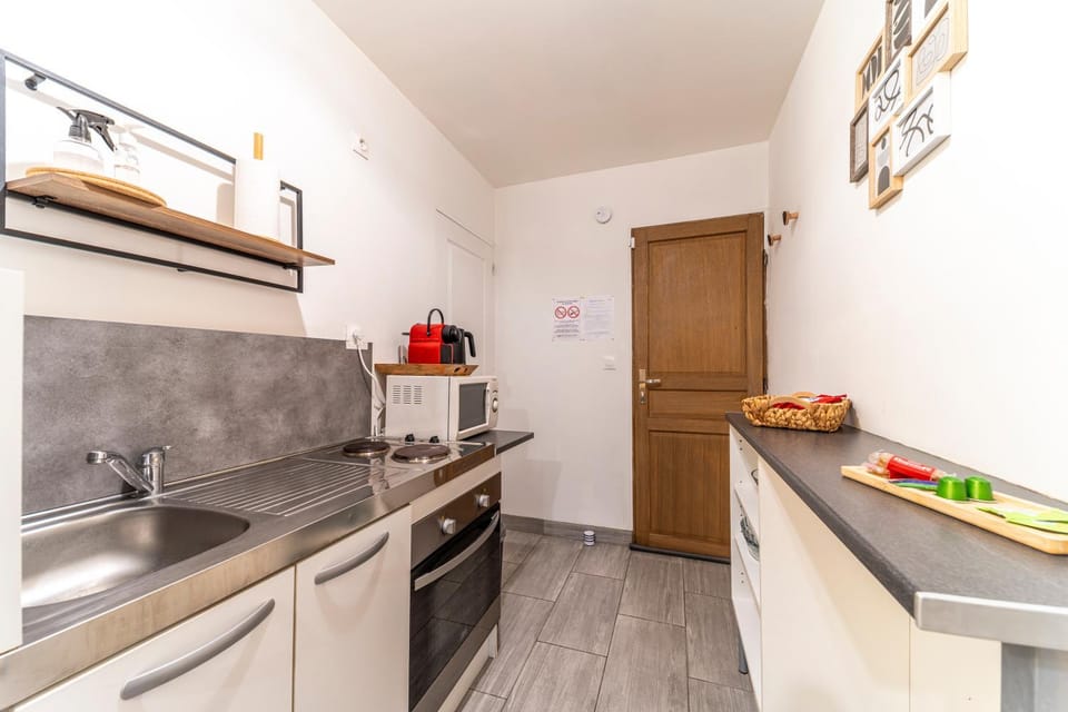 Kitchen or kitchenette, oven, stove