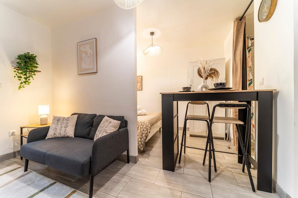 Bed, Living room, Photo of the whole room, Seating area, Dining area, Bedroom