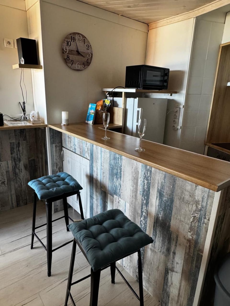 Kitchen or kitchenette, Dining area, stove