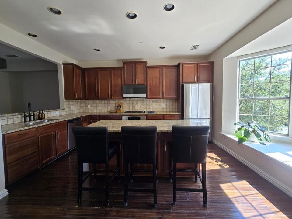 Renovated 4BR 6 Bed 3 and a half Bath Near DFW Airport House in Lewisville