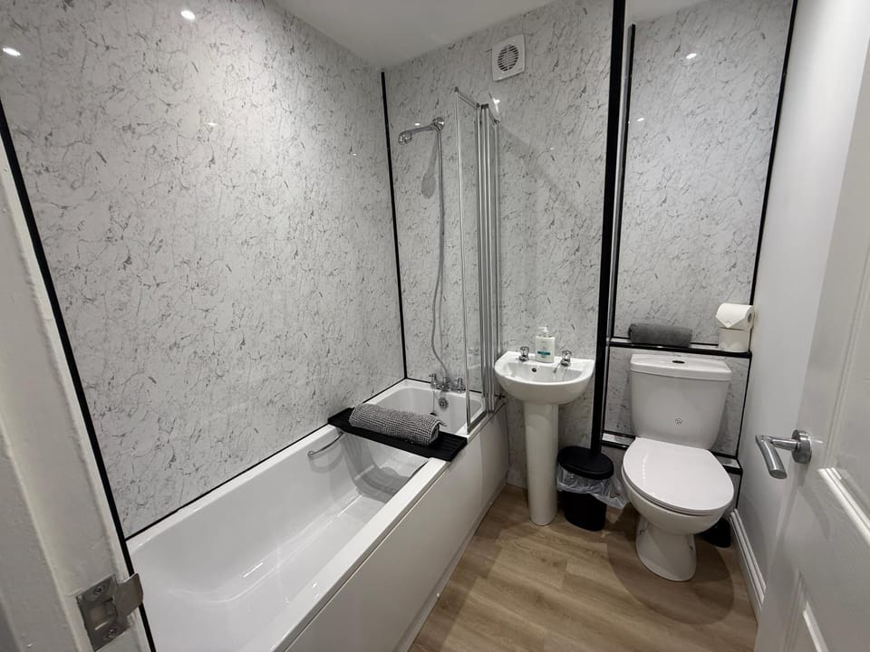 Shower, Toilet, Bathroom, Bath, towels