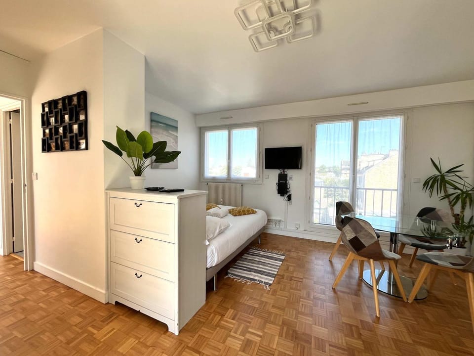 Bed, TV and multimedia, Living room, Photo of the whole room, Seating area, Bedroom
