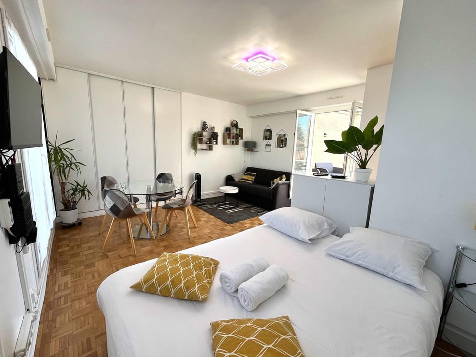 Bed, TV and multimedia, Living room, Photo of the whole room, Seating area, Bedroom, wardrobe