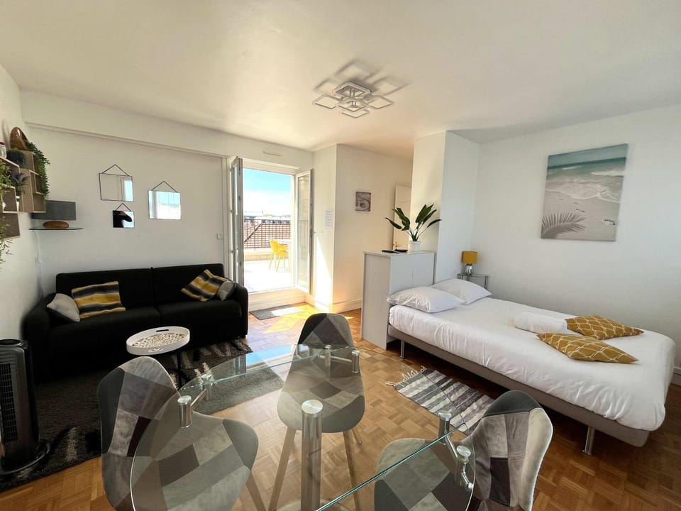 Bed, TV and multimedia, Living room, Photo of the whole room, Seating area, Bedroom