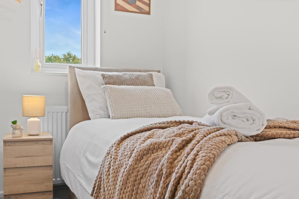 Bed, Photo of the whole room, Bedroom, towels