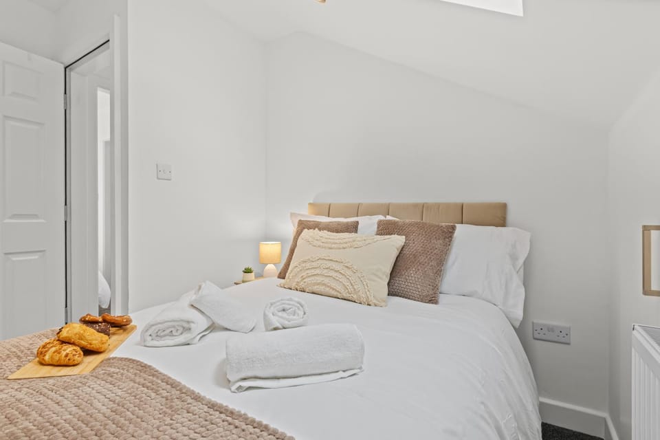Bed, Photo of the whole room, Bedroom, towels