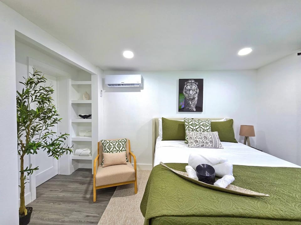 Bed, Photo of the whole room, Seating area, Bedroom, towels, air conditioner