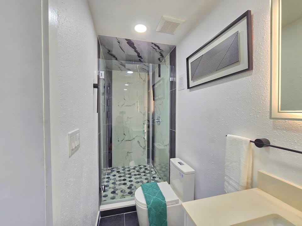 Shower, Toilet, Bathroom, towels