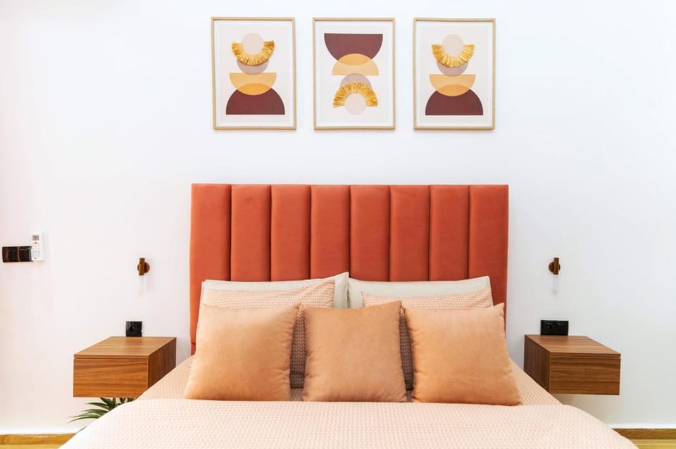 Bed, Living room, Photo of the whole room, Seating area, Bedroom