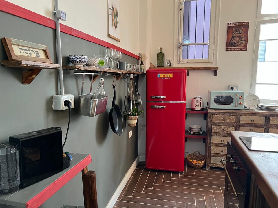 Coffee/tea facilities, Kitchen or kitchenette, oven, stove