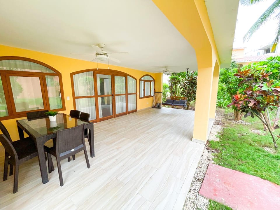 Property building, Patio, Garden, Balcony/Terrace, Seating area, Dining area, Garden view