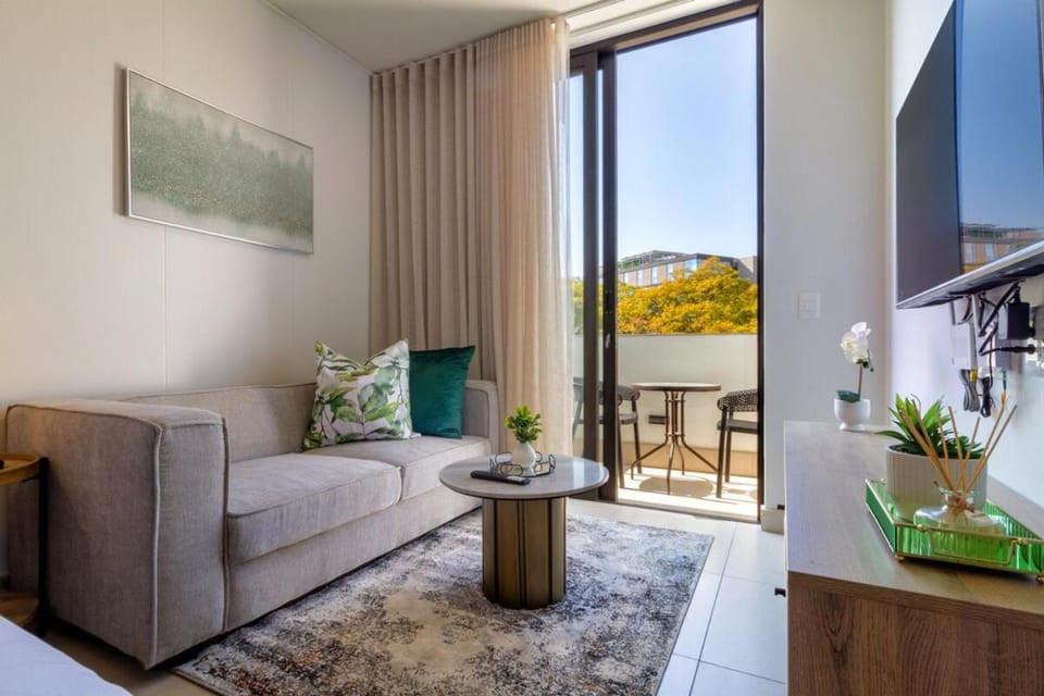 Rosebank Exec Suite 215- closer to Gautrain & Rosebank Mall with Wi-Fi Apartment in Johannesburg