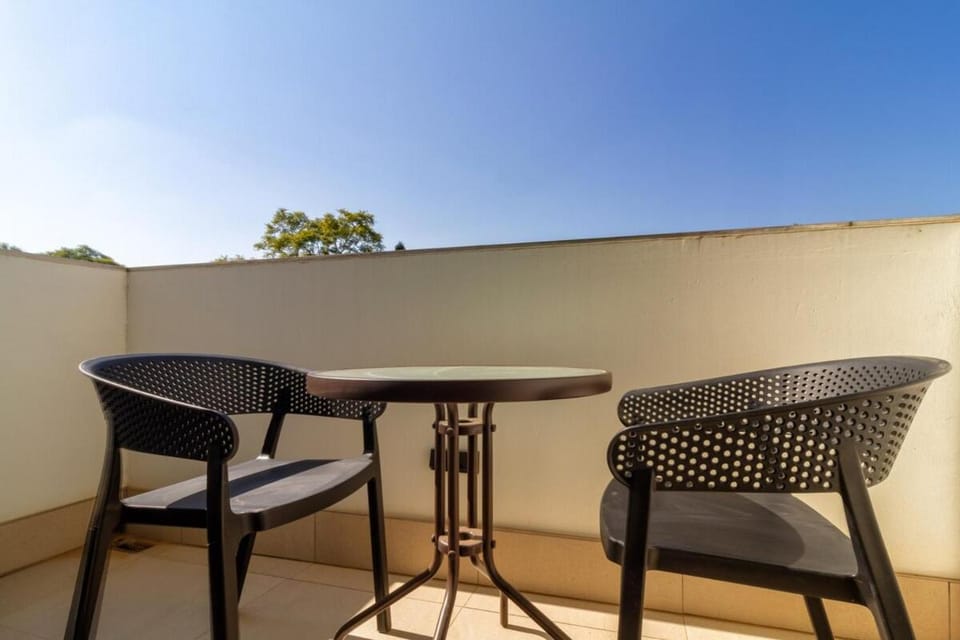 Rosebank Exec Suite 215- closer to Gautrain & Rosebank Mall with Wi-Fi Apartment in Johannesburg