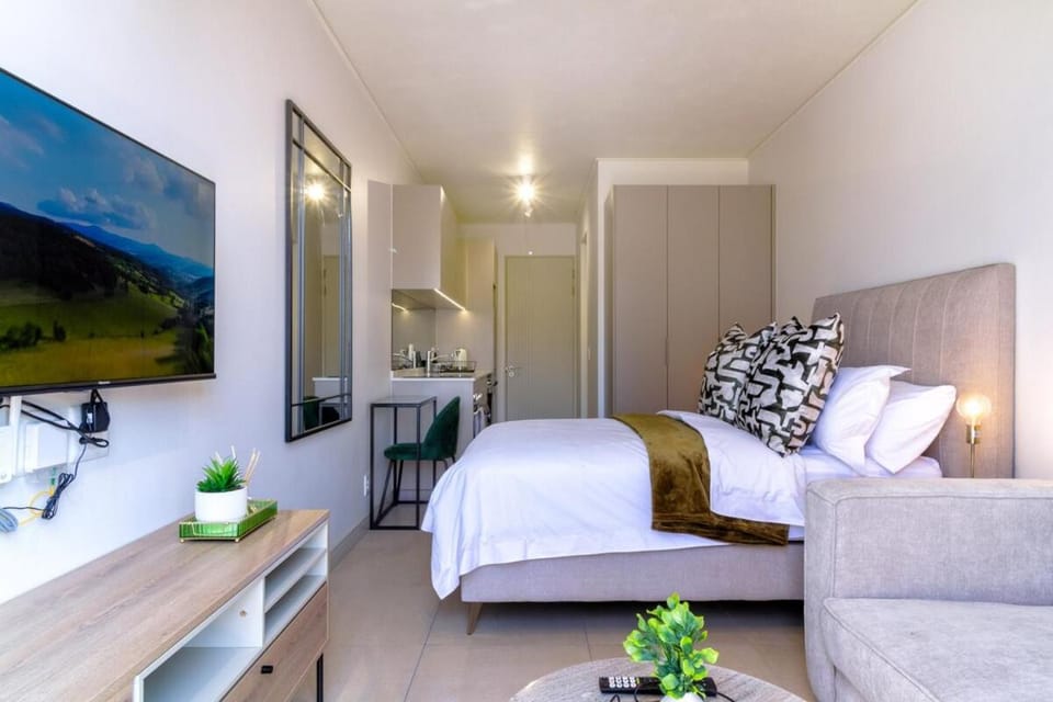 Rosebank Exec Suite 215- closer to Gautrain & Rosebank Mall with Wi-Fi Apartment in Johannesburg