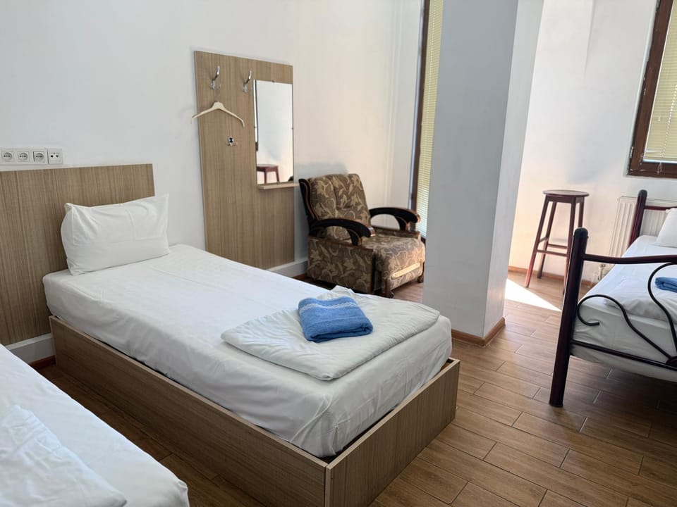 Bed, Bedroom, towels