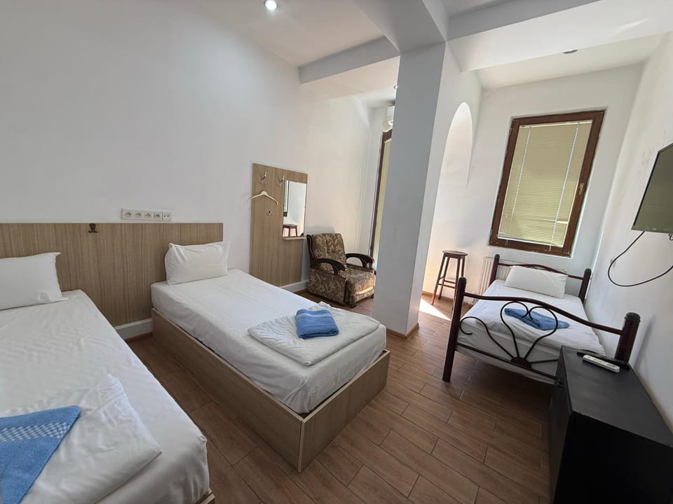Bed, TV and multimedia, Bedroom, towels