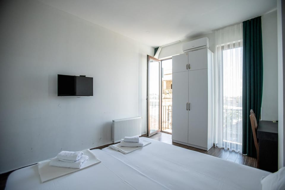 Bed, TV and multimedia, Bedroom, towels, air conditioner