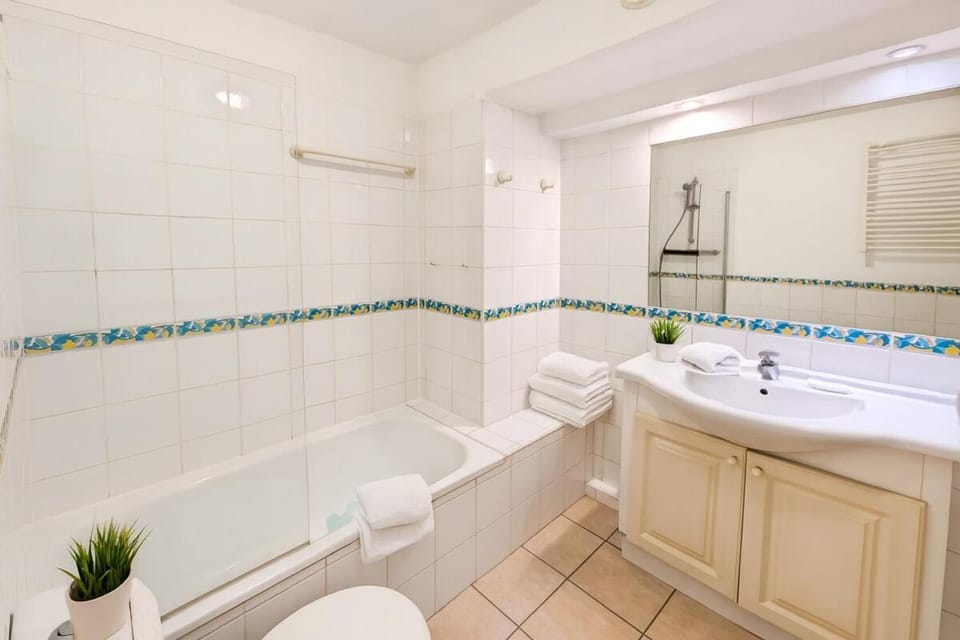 Toilet, Bathroom, towels