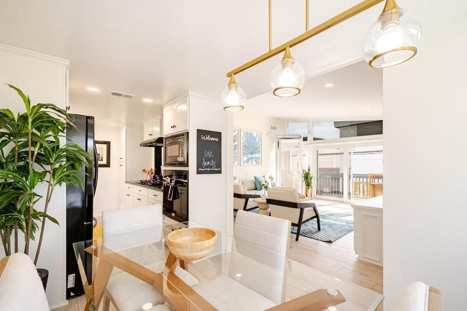 Amazing location, Unique Oceanfront Beach House! House in Manhattan Beach