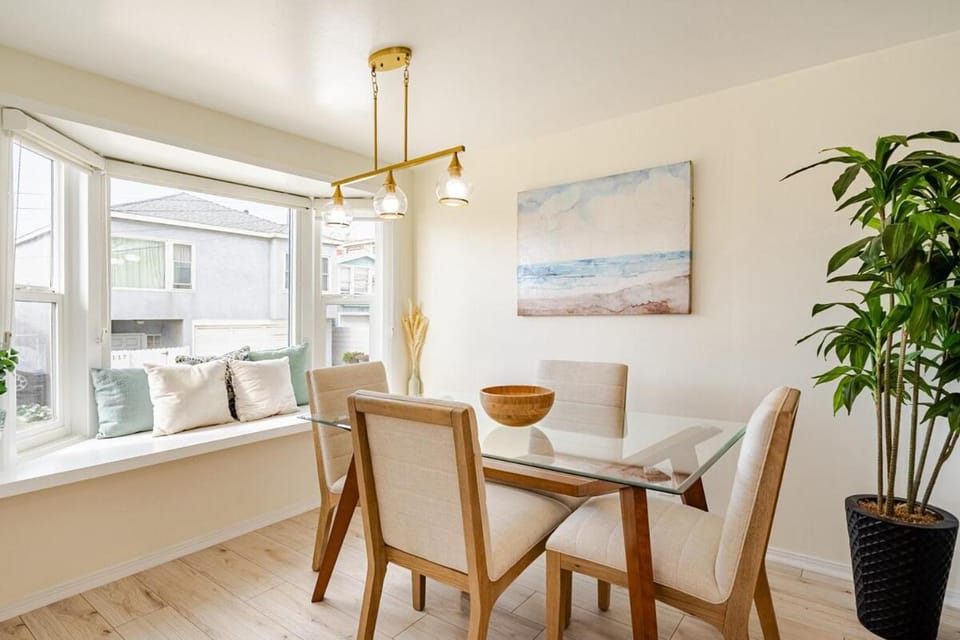 Amazing location, Unique Oceanfront Beach House! House in Manhattan Beach