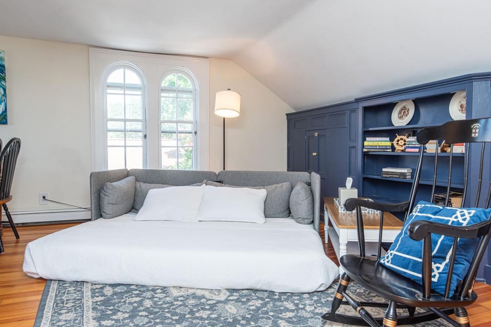 Bed, Living room