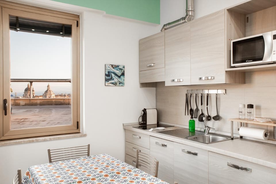 Coffee/tea facilities, Kitchen or kitchenette, Dining area, dishwasher, minibar, oven, stove