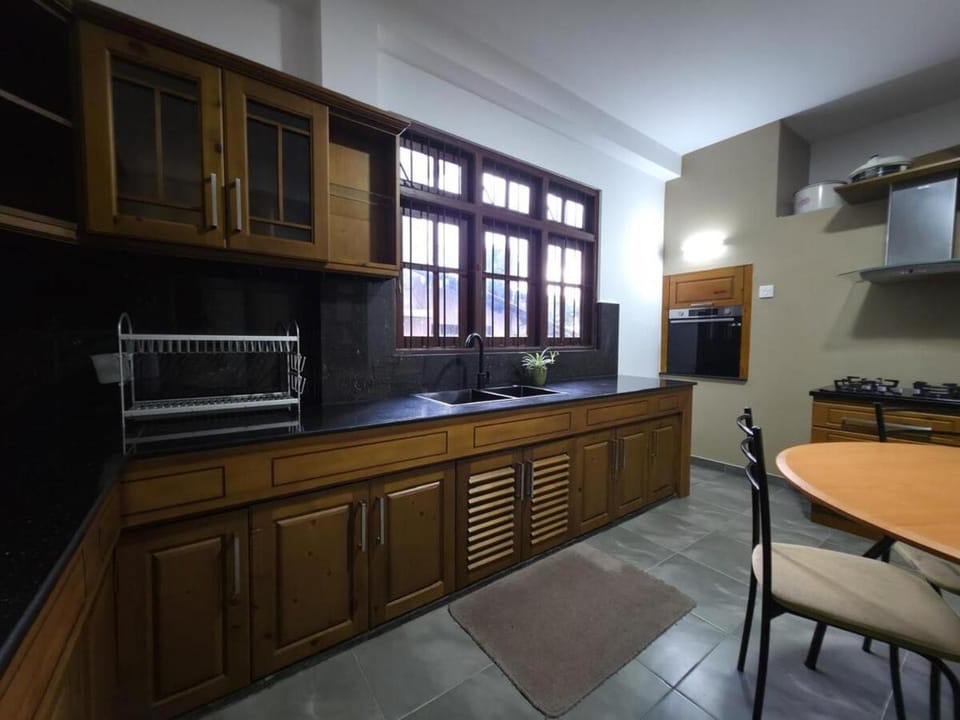 Vithum Villa - Fully Equipped Modern 3 Bed Home in Kandy House in Gangawatakorale