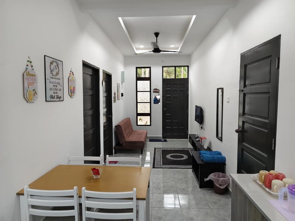 TV and multimedia, Kitchen or kitchenette, Living room, Photo of the whole room, Seating area, Dining area