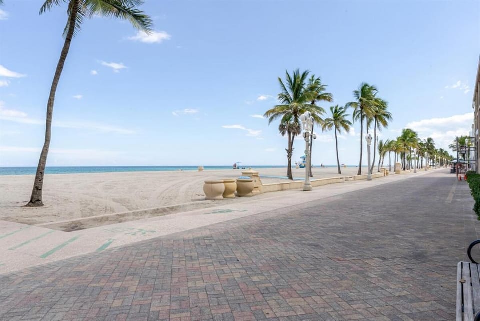 Oceanfront Bliss Cozy 1BR by Beach Free Parking Apartment in Hollywood Beach