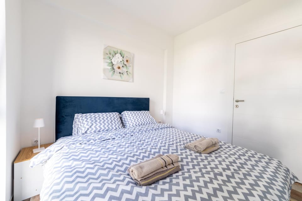 Bed, Photo of the whole room, Bedroom, towels