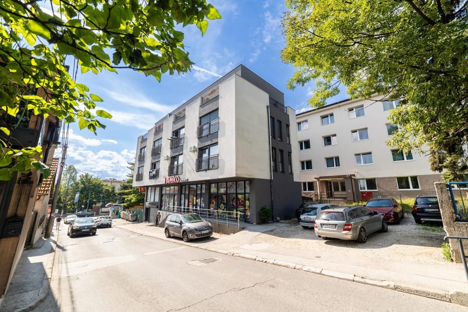 Property building, Day, Neighbourhood, Street view, Location, Parking