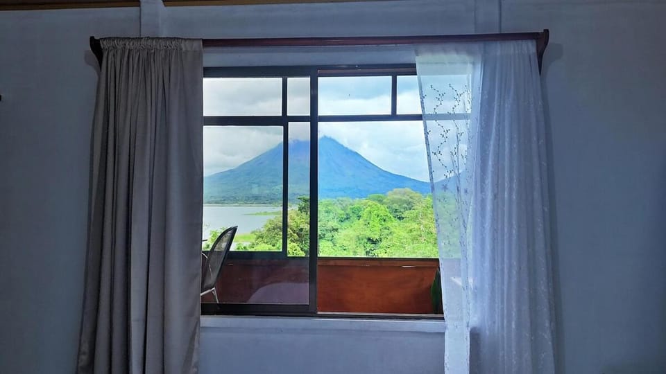 Photo of the whole room, Lake view