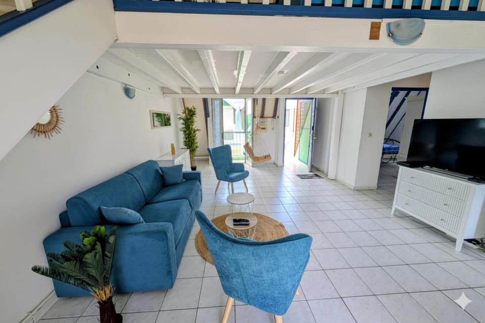 Communal lounge/ TV room, TV and multimedia, Living room, Seating area
