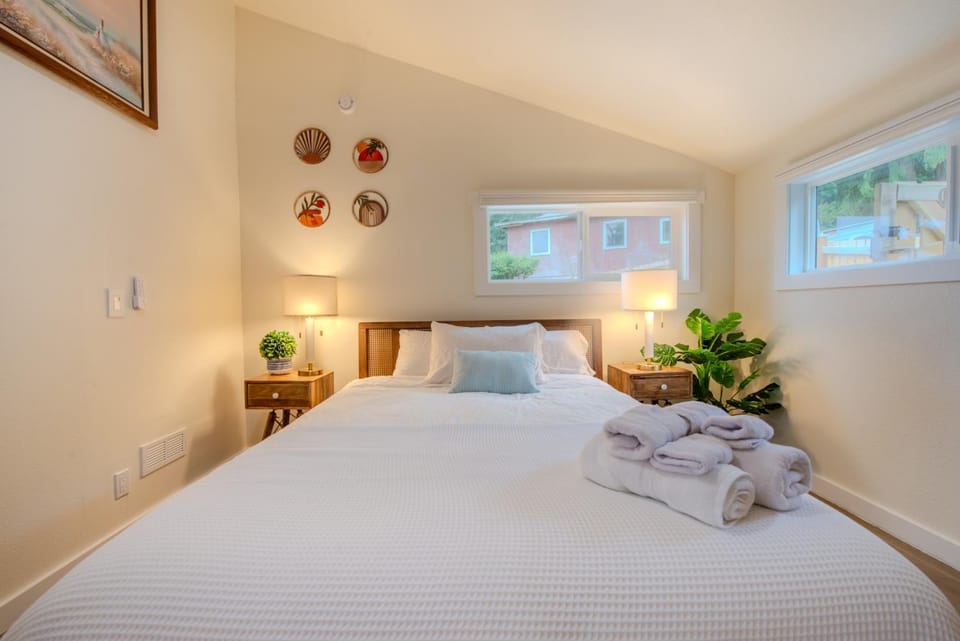Bed, Photo of the whole room, Bedroom, towels