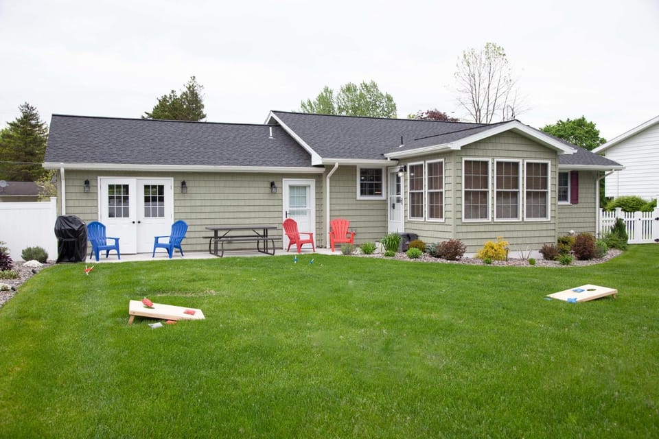 Canalside Cottage 3BR Lake Access Dock Fire Pit House in Fayette