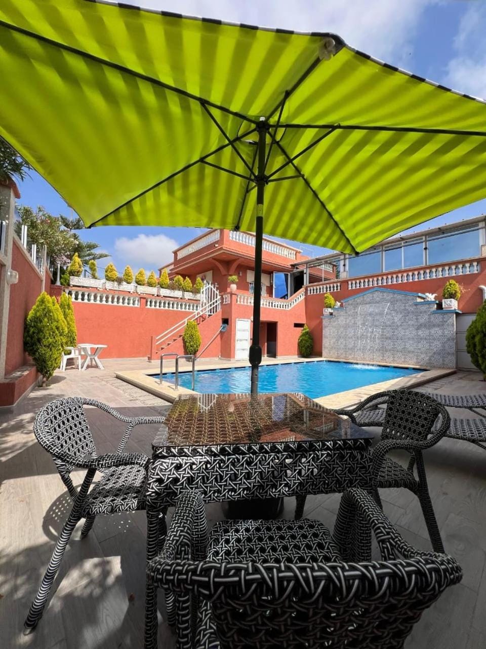 Day, Swimming pool