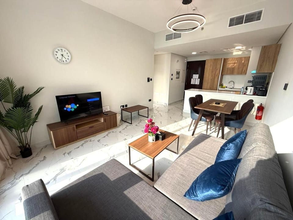 TV and multimedia, Kitchen or kitchenette, Living room, Seating area, Dining area