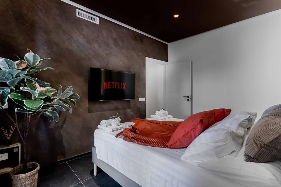 Bed, TV and multimedia, Photo of the whole room, Bedroom, towels, air conditioner