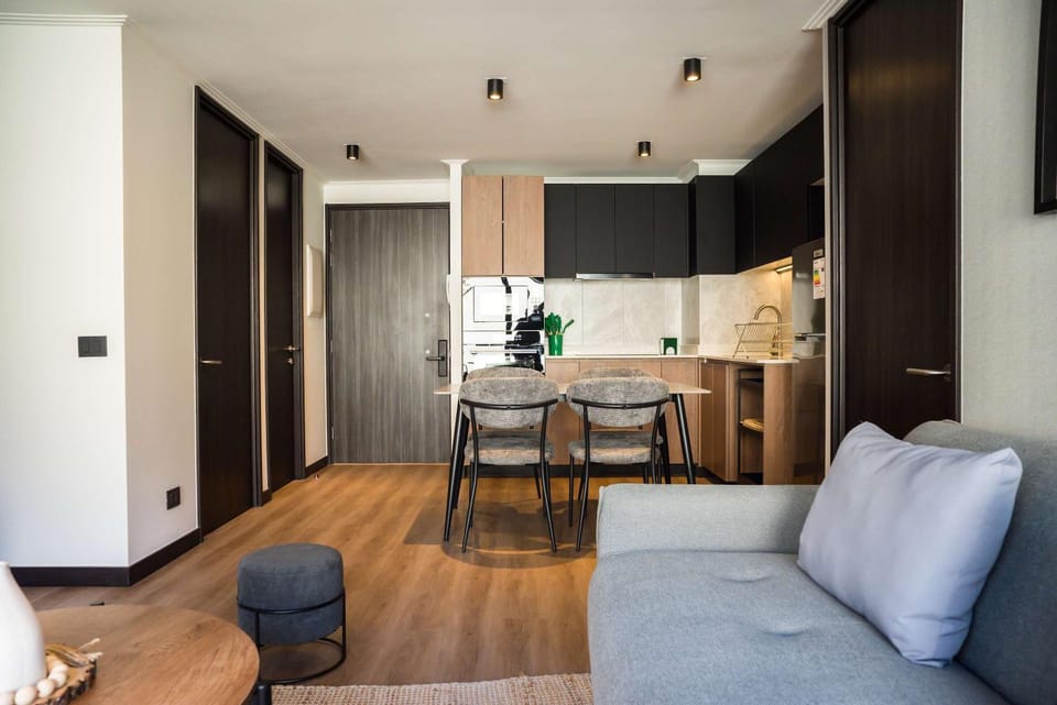 Parkside Oasis Stylish 2BR Retreat with Pool BBQ & Gym Access Apartment in Providencia