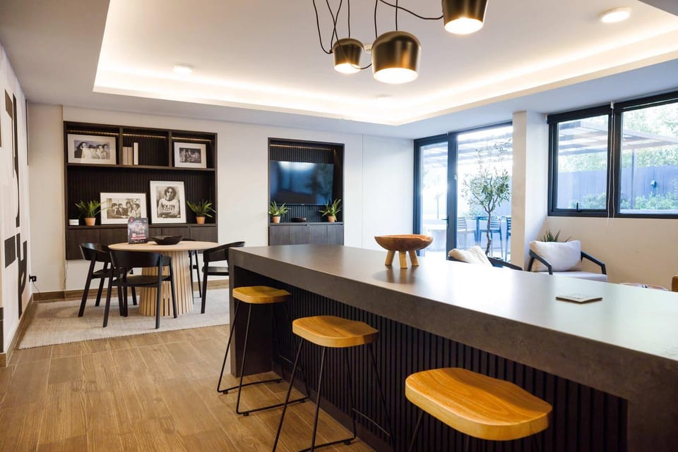 Parkside Oasis Stylish 2BR Retreat with Pool BBQ & Gym Access Apartment in Providencia
