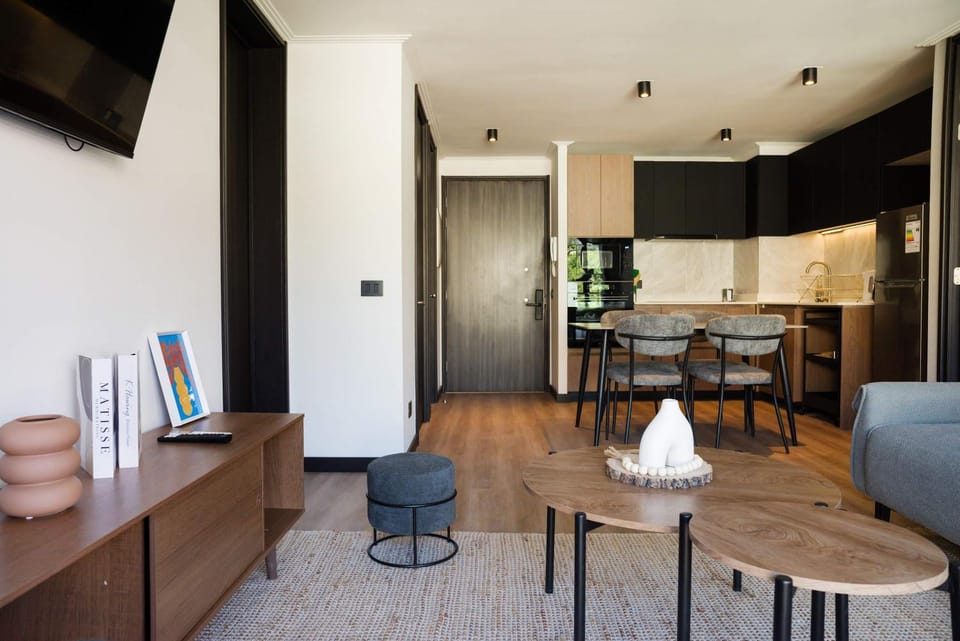 Parkside Oasis Luxe 2BR Retreat w Pool BBQ & Gym Access Apartment in Providencia
