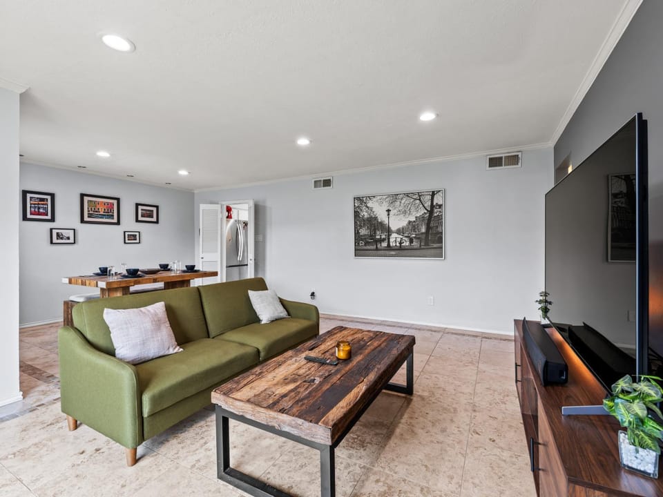 Spacious Preston Hollow Condo Apartment in Dallas