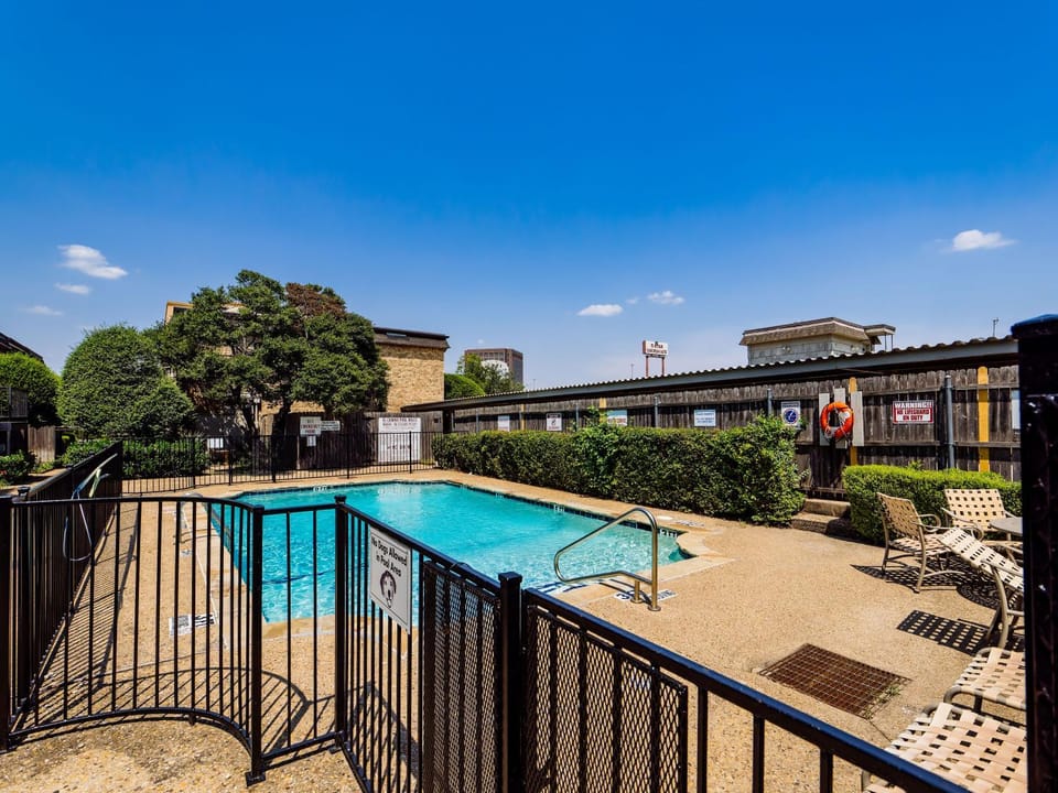 Spacious Preston Hollow Condo Apartment in Dallas
