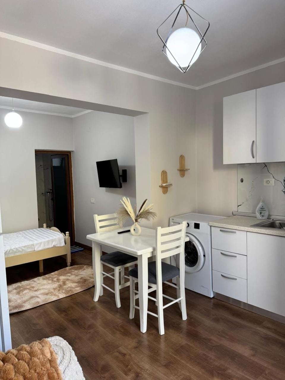 Kitchen or kitchenette, Dining area