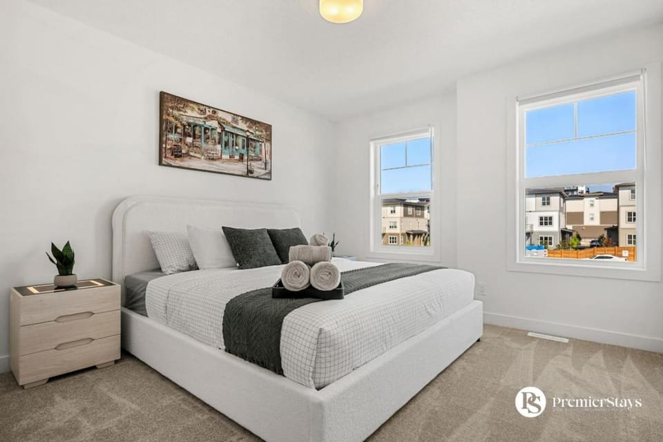 Modern Luxury Townhome near Aspen Landing and Winsport House in Calgary